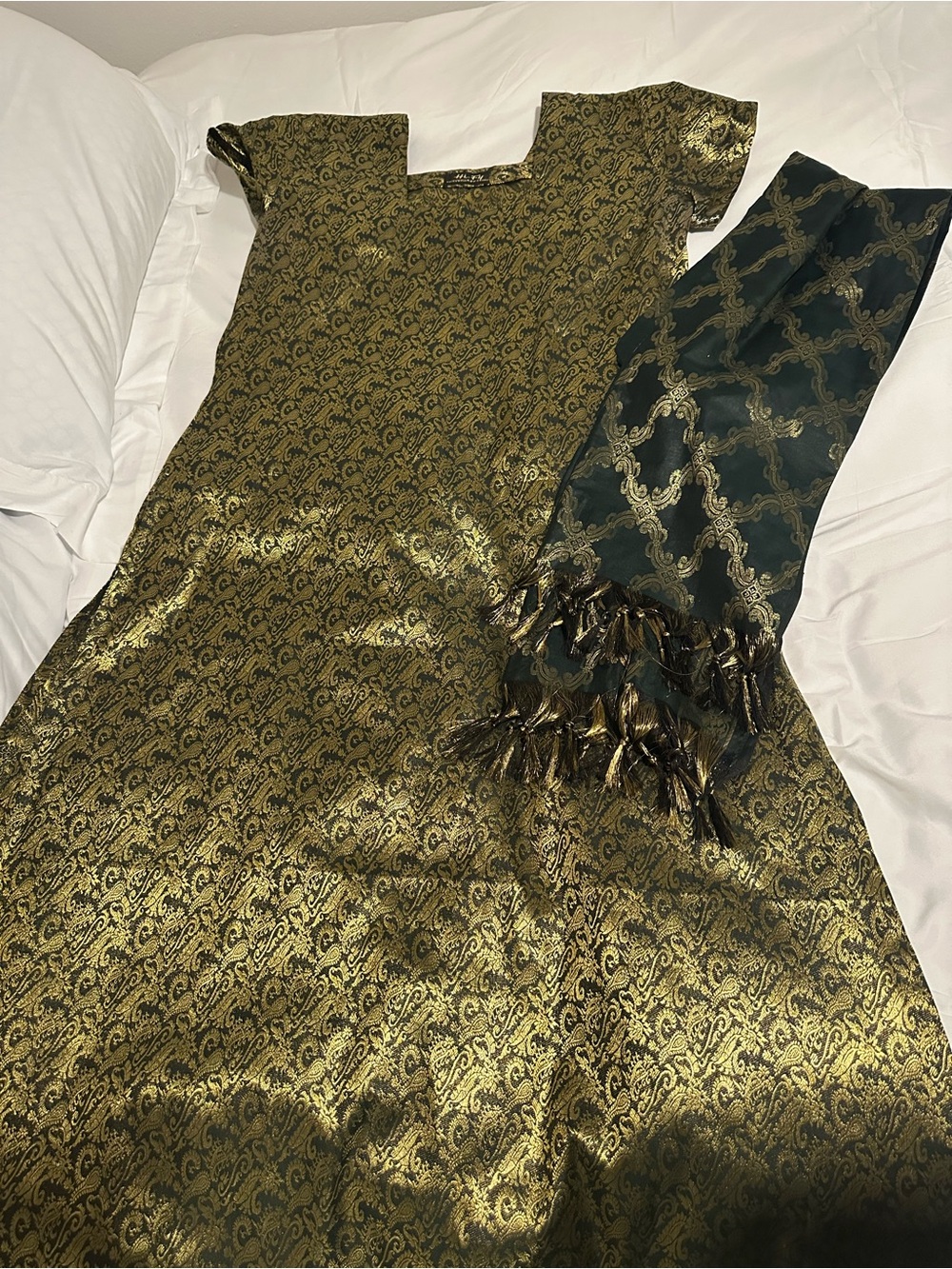 Women’s Gold Brocade selvar with Matching Scarf